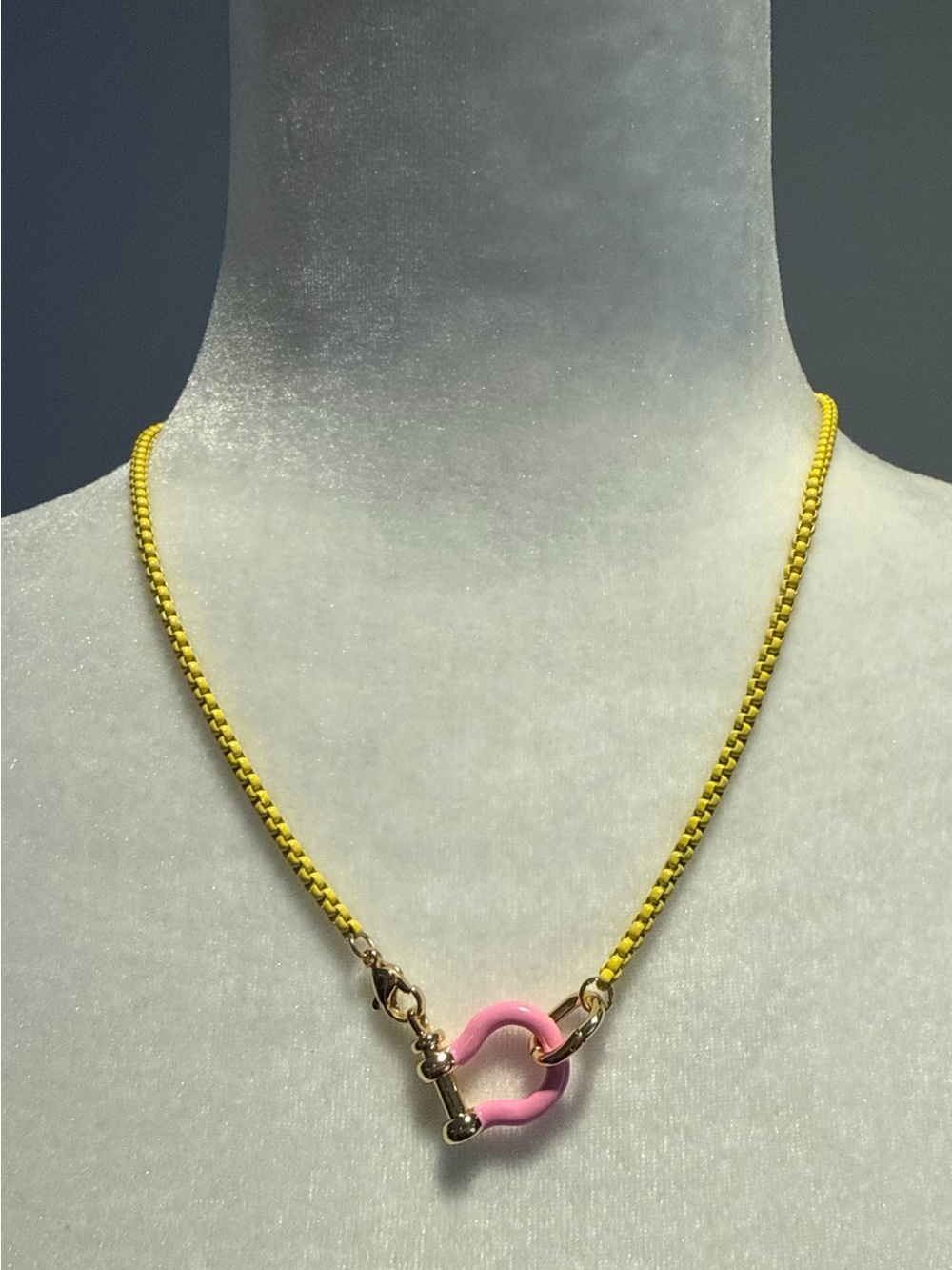 18โ Yellow Enamel 3mm Rope Necklace with Pink Horseshoe Carabiner โจNWTโจ